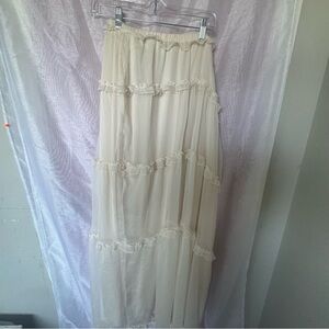 Long cream skirt with tulle like fabrics